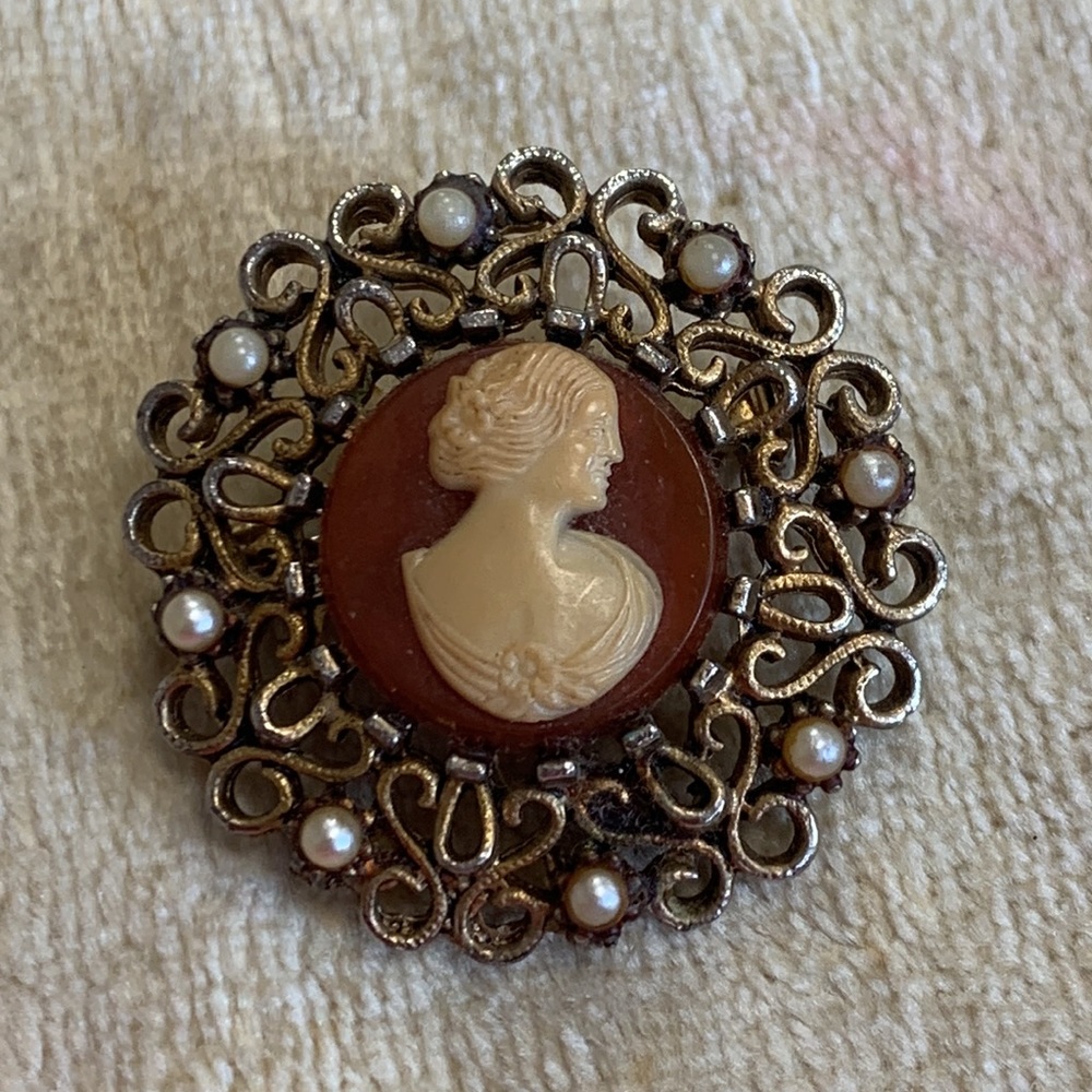 Vintage gold toned cameo brooch